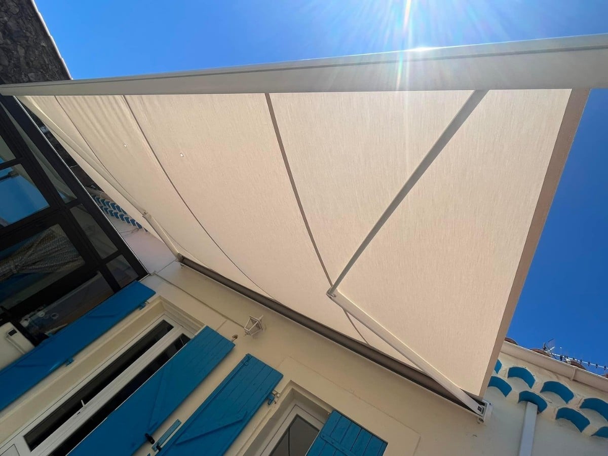 Grand store électrique blanc pour se protéger du soleil