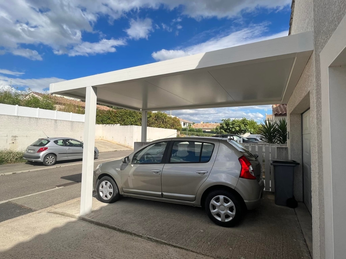 Pose d'un carport sur mesure pour voiture dans une maison à Béziers