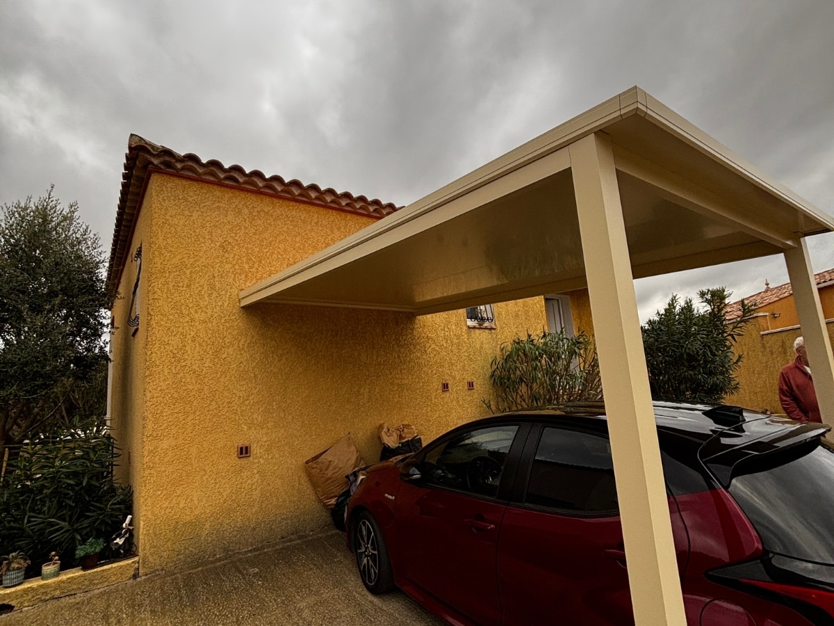 installation d'u carport par des menuisiers expérimentés dans une villa à Agde