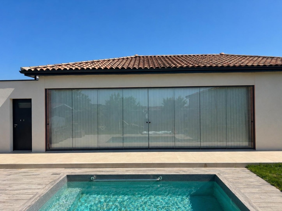 pose d'un store haut de gamme longueur xxl dans une villa à Sète